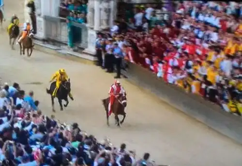 Palio di Siena infinito, vince la Giraffa