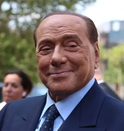 Silvio Berlusconi cade mentre fa i selfie