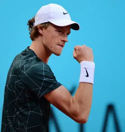 Madrid, tutto troppo facile per Jannik Sinner: De Minaur demolito