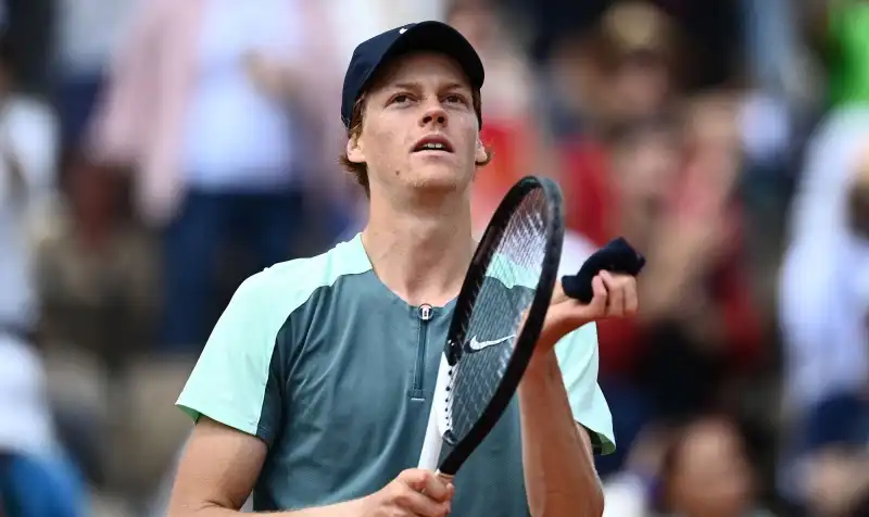 Jannik Sinner più forte dell’infortunio: è agli ottavi del Roland Garros