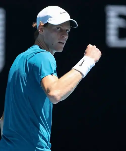 Australian Open, Jannik Sinner non perde la calma e rimonta Fucsovics: è agli ottavi