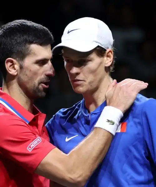 Jannik Sinner fa l’alieno: Djokovic resta a bocca aperta. Le foto