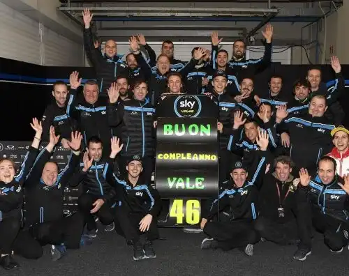 Per Valentino Rossi auguri con ‘intruso’