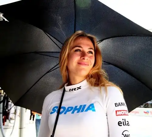 Sophia Floersch, la più bella di Le Mans: le foto della spettacolare pilota