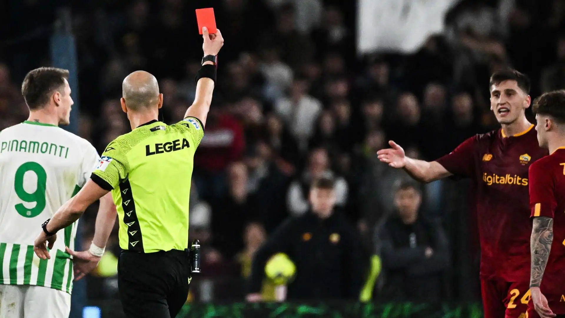 Il Sassuolo ha vinto in casa della Roma per 4-3, l'espulsione di Kumbulla non ha di certo agevolato i giallorossi