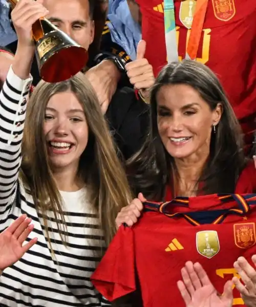 Spagna campione, festa sfrenata con la Regina Letizia: foto