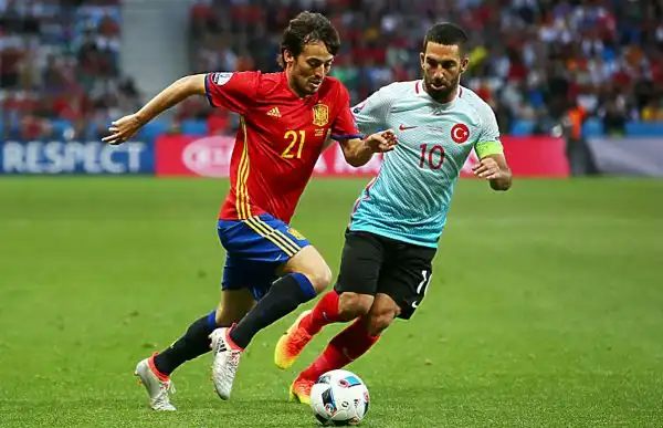 Dominio iberico: 3-0 con la doppietta di Morata e un gol di Nolito. I tifosi turchi fischiano Arda Turan. Notte fonda per la Turchia dell’Imperatore Terim.