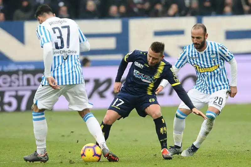 Occasioni per tutti e anche una traversa, ma lo 0-0 non si schioda e non serve a nessuno.