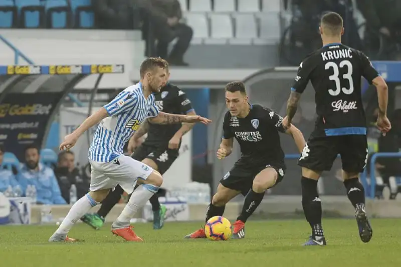 Spettacolare 2-2 nella sfida salvezza del "Mazza": toscani raggiunto con l'uomo in più.