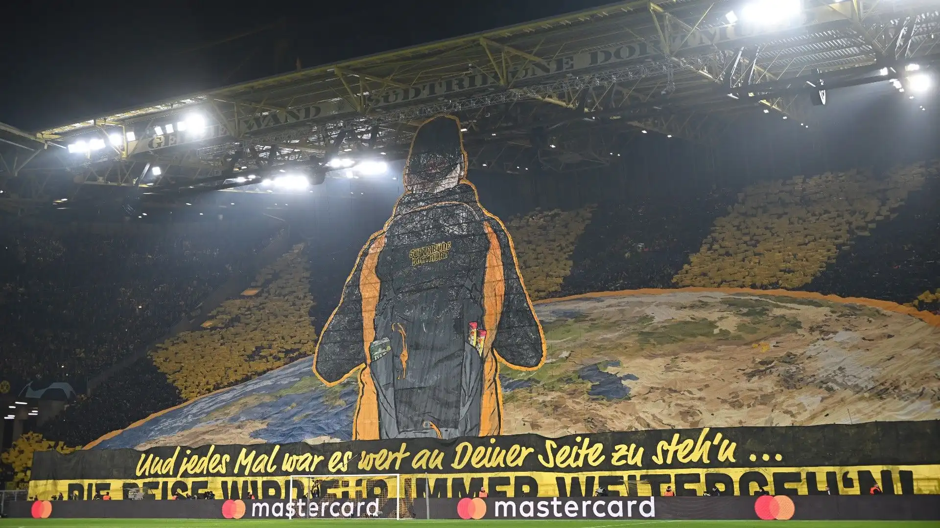 Spettacolo incredibile dei tifosi tedeschi: le foto