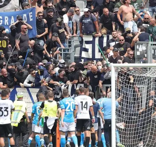 Il Napoli chiude con un tris a La Spezia. Disordini sugli spalti