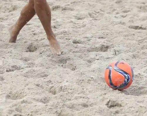 Pallonata contro la bagnante: maxi multa