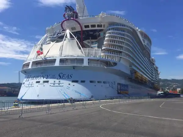 Sportal.it ha visitato a La Spezia Harmony of the Seas di Royal Caribbean International: dalla pista di pattinaggio su ghiaccio ai simulatori di surf, dal minigolf alla parete da scalata e molto altro