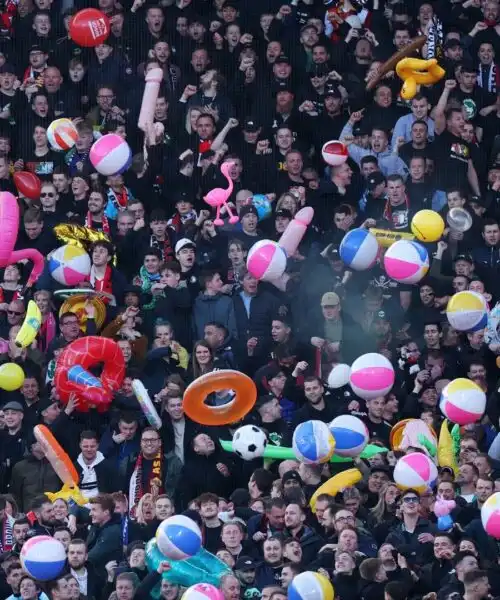 Stadio invaso dai gonfiabili: spettacolo in Olanda. Le foto