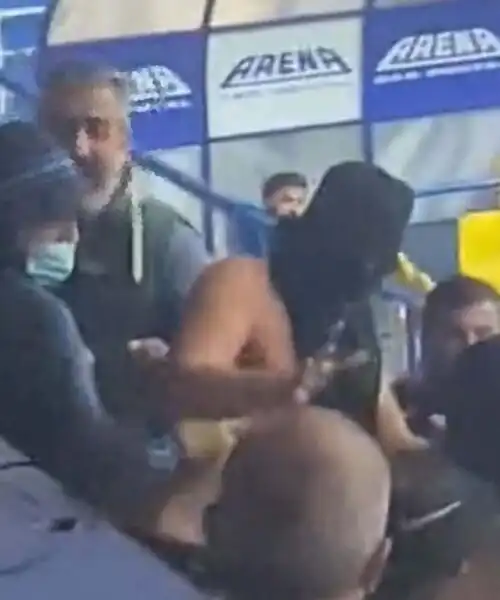 Follia in tribuna, incappucciati attaccano tifosi avversari