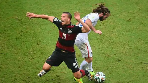 Podolski 5,5. Un tempo al piccolo trotto, con un paio di cross per Muller: può fare meglio.