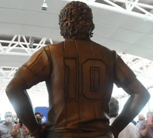 Una statua in onore di Diego Armando Maradona