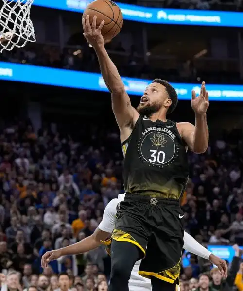 NBA, Steph Curry ne fa 40 e trascina Golden State. Nuovo tonfo Lakers