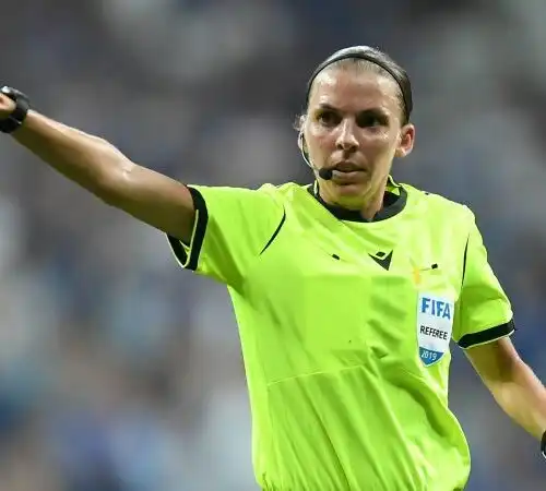 Stephanie Frappart è la prima donna arbitro in Champions: le foto