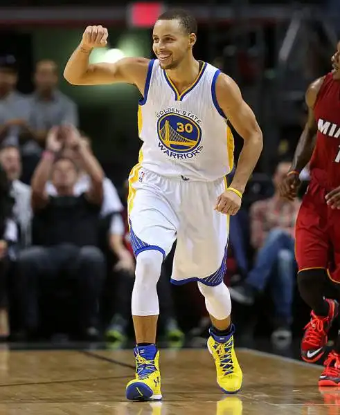 Curry 40 punti, i Warriors puntano al bis
