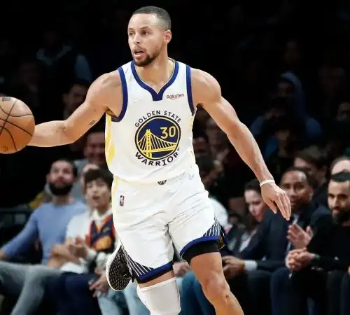 NBA: Steph Curry detta legge a Brooklyn, Sixers in piena crisi
