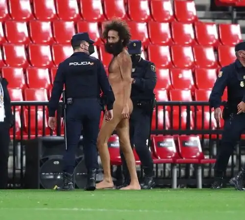 Entra in campo nudo: imbarazzo durante Granada-Manchester United