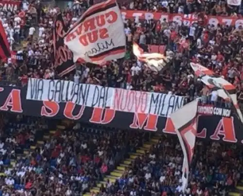 Milan, i tifosi ‘licenziano’ Galliani