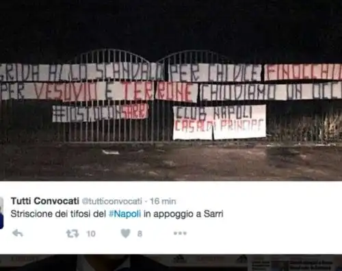 Striscione nella notte, tifosi con Sarri