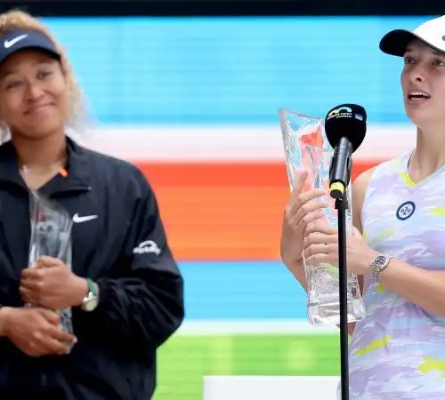 Miami Open, Iga Swiatek vince e coccola Naomi Osaka