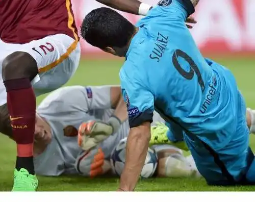 Suarez ha fracassato la mano a Szczesny