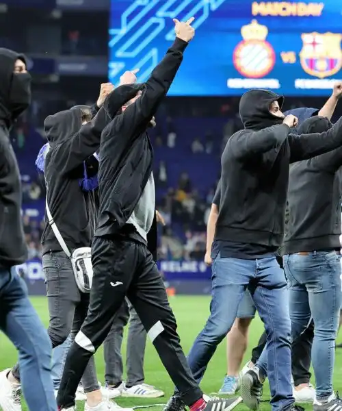 Violenza in campo: calciatori del Barcellona costretti a scappare. Immagini