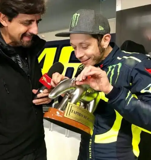 Valentino Rossi riceve il Tapiro tra le risate
