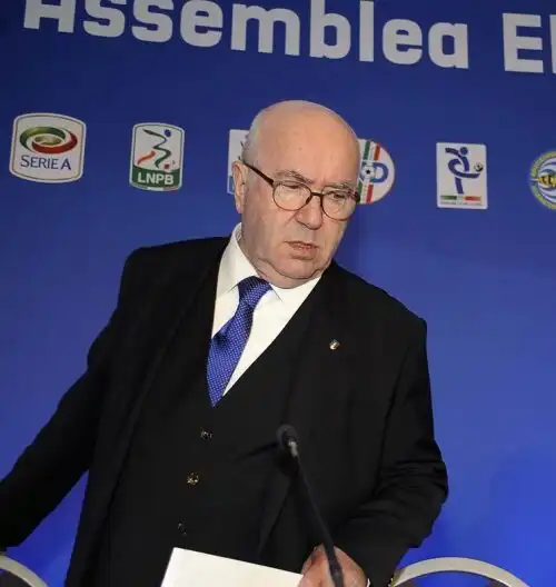 Carlo Tavecchio si schiera con il Napoli