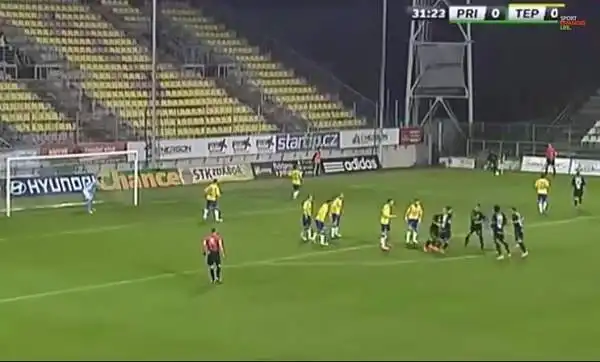 Lo schema su corner più pazzo del mondo. E' quello visto nel corso di Pribram-Teplice, con gli ospiti che hanno iniziato un girotondo per distrarre gli avversari. Che però non ci sono cascati...