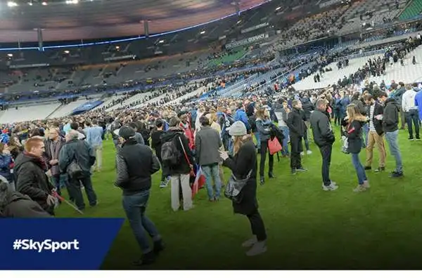 L'apocalisse a Parigi mentre Francia e Germania erano impegnate in amichevole. Decine di morti in una serie di attentati di matrice islamica. Nel 2016, in Francia, si giocheranno i campionati europei.
