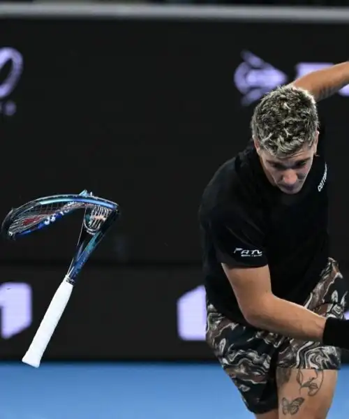 Thanasi Kokkinakis arrabbiatissimo: ha spaccato la racchetta! Le foto