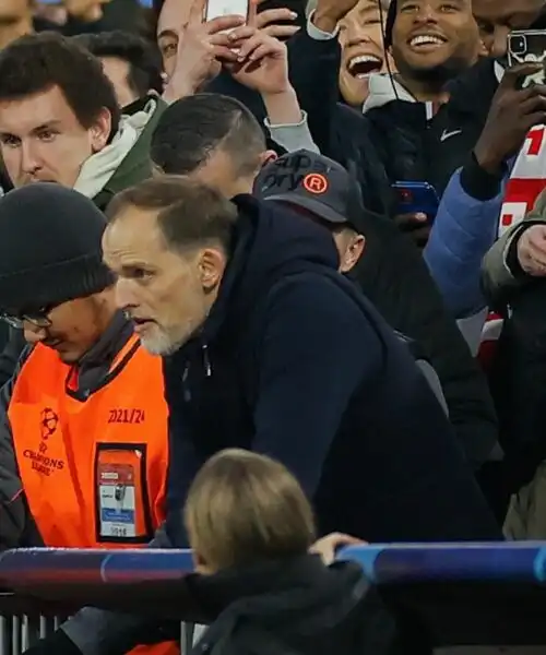 Thomas Tuchel guarda il Bayern Monaco in tribuna, tifosi increduli. Foto