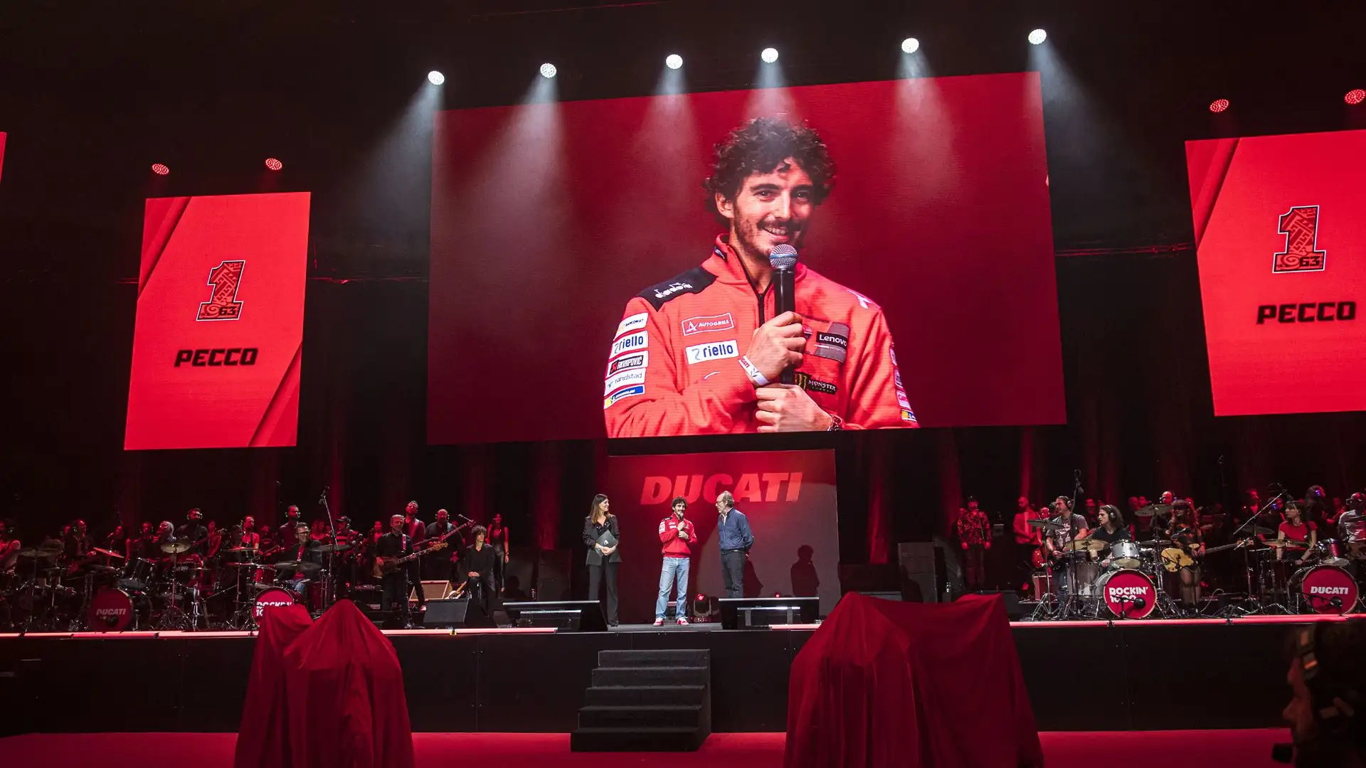 “Accanto allo stipendio fisso annuale, si affiancano bonus legati al piazzamento in gara, alle vittorie che si ottengono o legati al piazzamento finale nel campionato”.