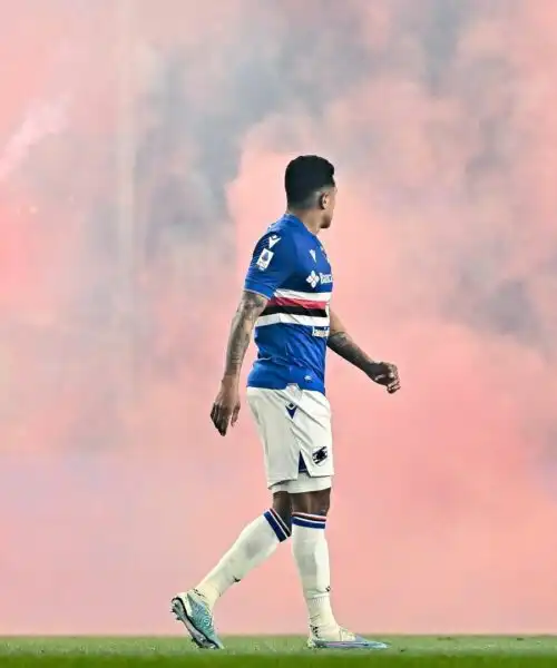 Tifosi infuriati lanciano fumogeni in campo: partita sospesa. Foto