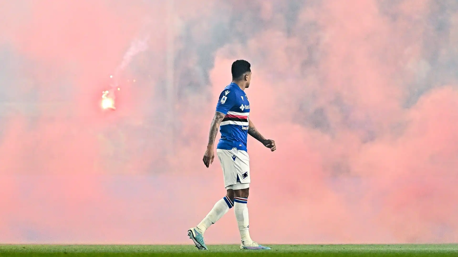 Durante la sfida tra Sampdoria e Spezia, i tifosi della squadra di casa hanno sfogato la loro rabbia per gli scarsi risultati