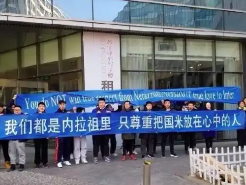Inter, contestazione sotto la sede di Suning