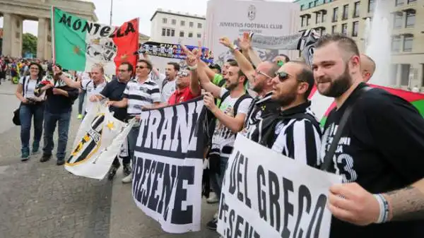 Berlino freme nell'attesa della finale di Champions League. E i tifosi della Juventus hanno letteralmente invaso la capitale tedesca per la sfida con il Barcellona.