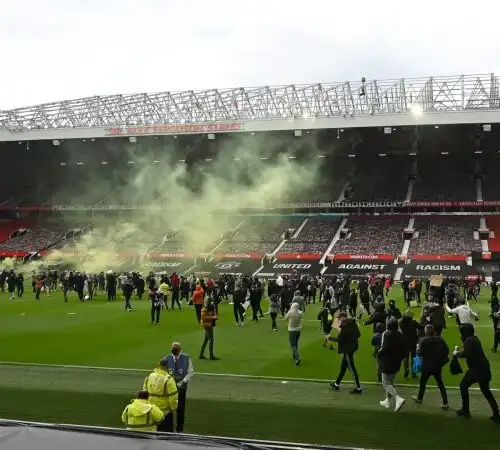 Premier League, i tifosi dello United invadono il campo per protesta