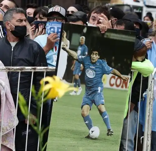 Maradona, tifosi in lacrime per l’ultimo saluto. Il regalo del Papa