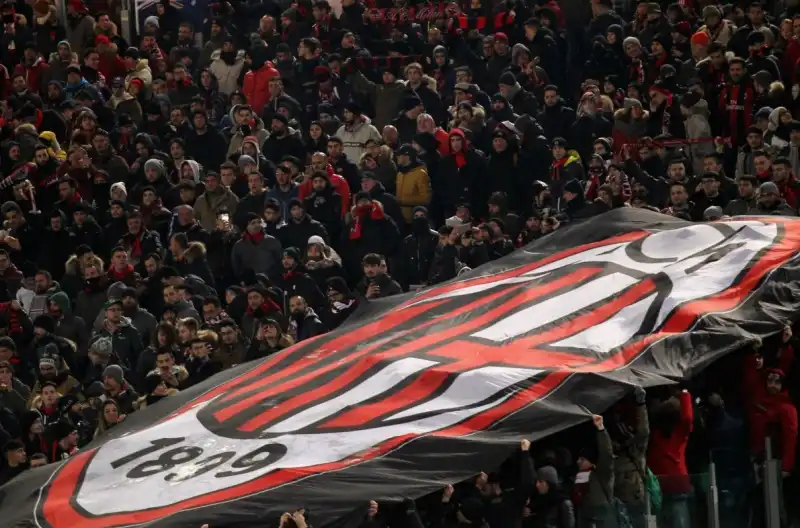 Il Milan ai tifosi: “Non vestitevi di rossonero”