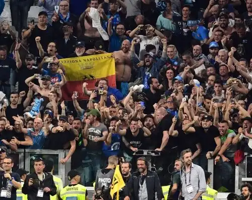 Napoli, bagno di folla a Capodichino