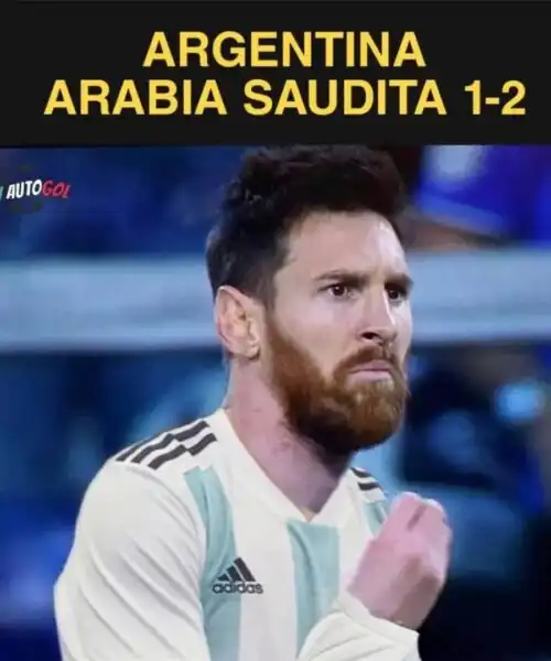 Lionel Messi e l’Argentina steccano all’esordio: le foto dei meme più divertenti