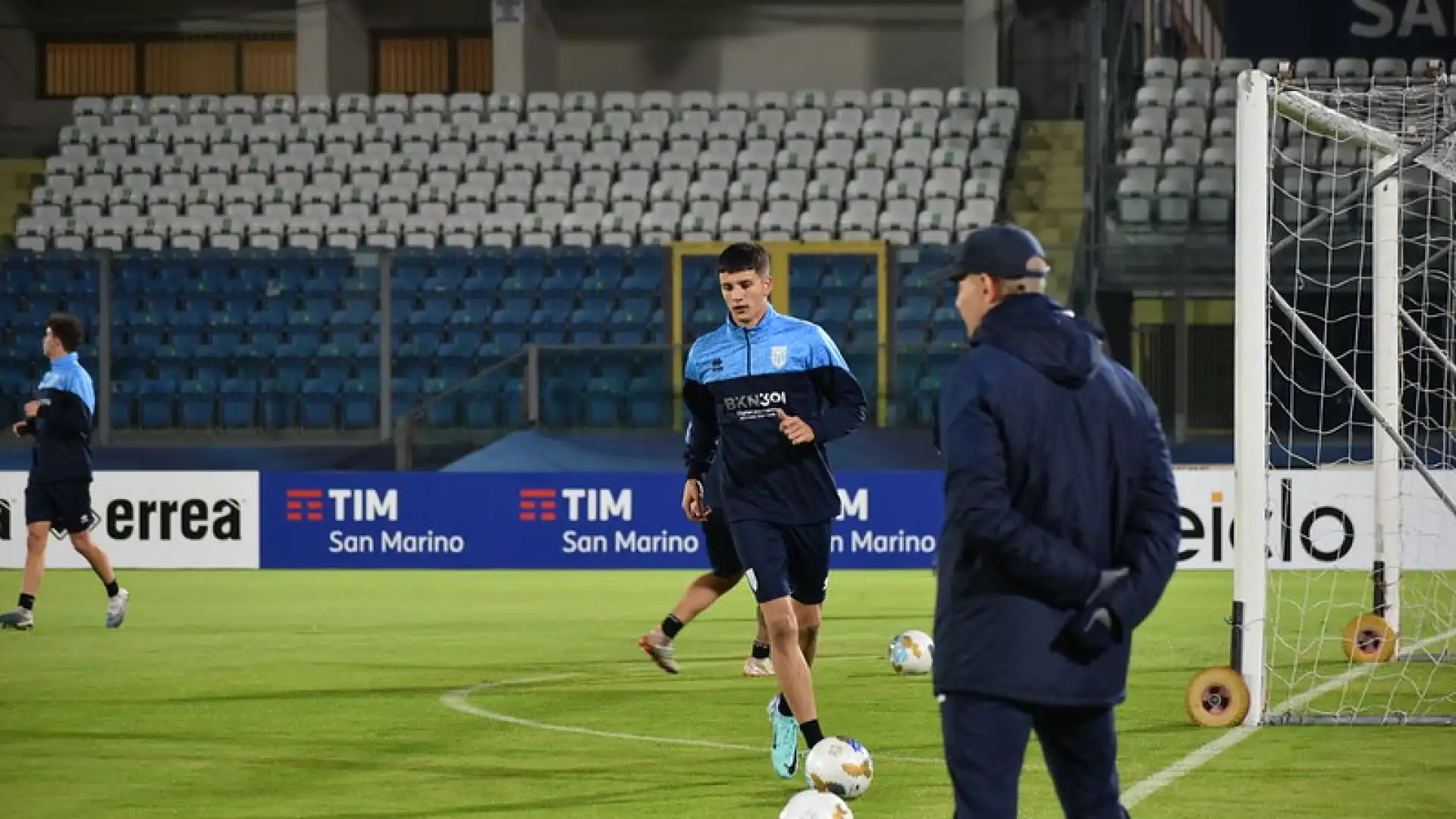  La partita può essere disputata da un numero variabile di giocatori, da tre a quindici, su un terreno di gioco sia all'aperto che al chiuso. 