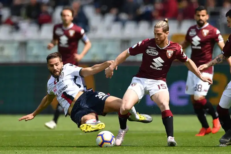 Zaza porta in vantaggio il Toro e si fa espellere poco dopo per un insulto all'arbitro. Pochi minuti dopo il pari di Pavoletti, nel finale espulsi anche Pellegrini e Barella.