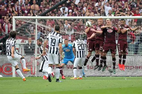 I granata battono i cugini dopo 20 anni, i bianconeri rimandano la festa scudetto. Dopo il vantaggio di Pirlo su punizione i granata ribaltano il risultato con Darmian e Quagliarella.